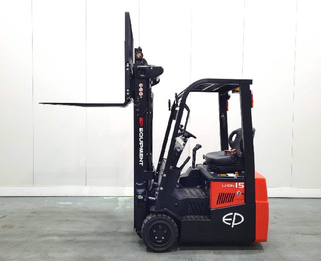 EP 3 WHEEL Ex-Demo Model side view with raised forks.