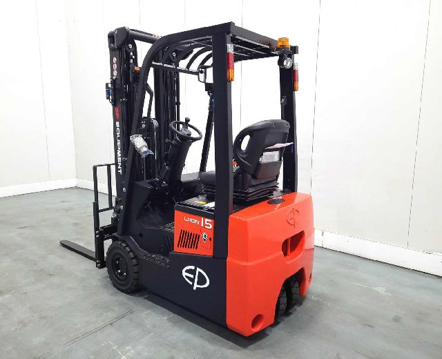 EP 3 WHEEL Ex-Demo Model behind view with lowered forks.