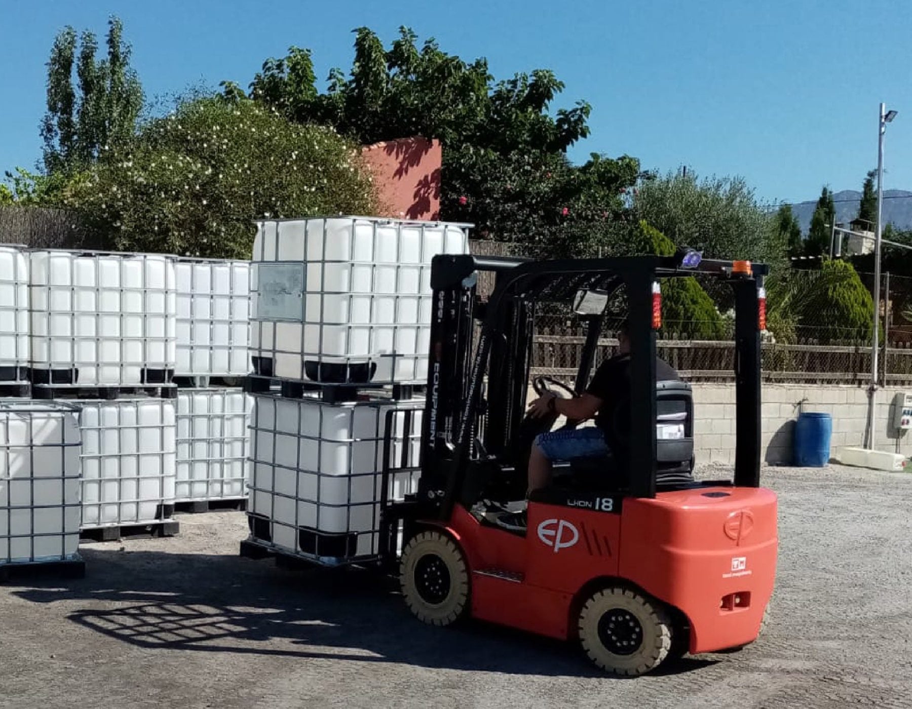 f EP Equipment forklifts and pallet trucks in industrial and warehouse settings