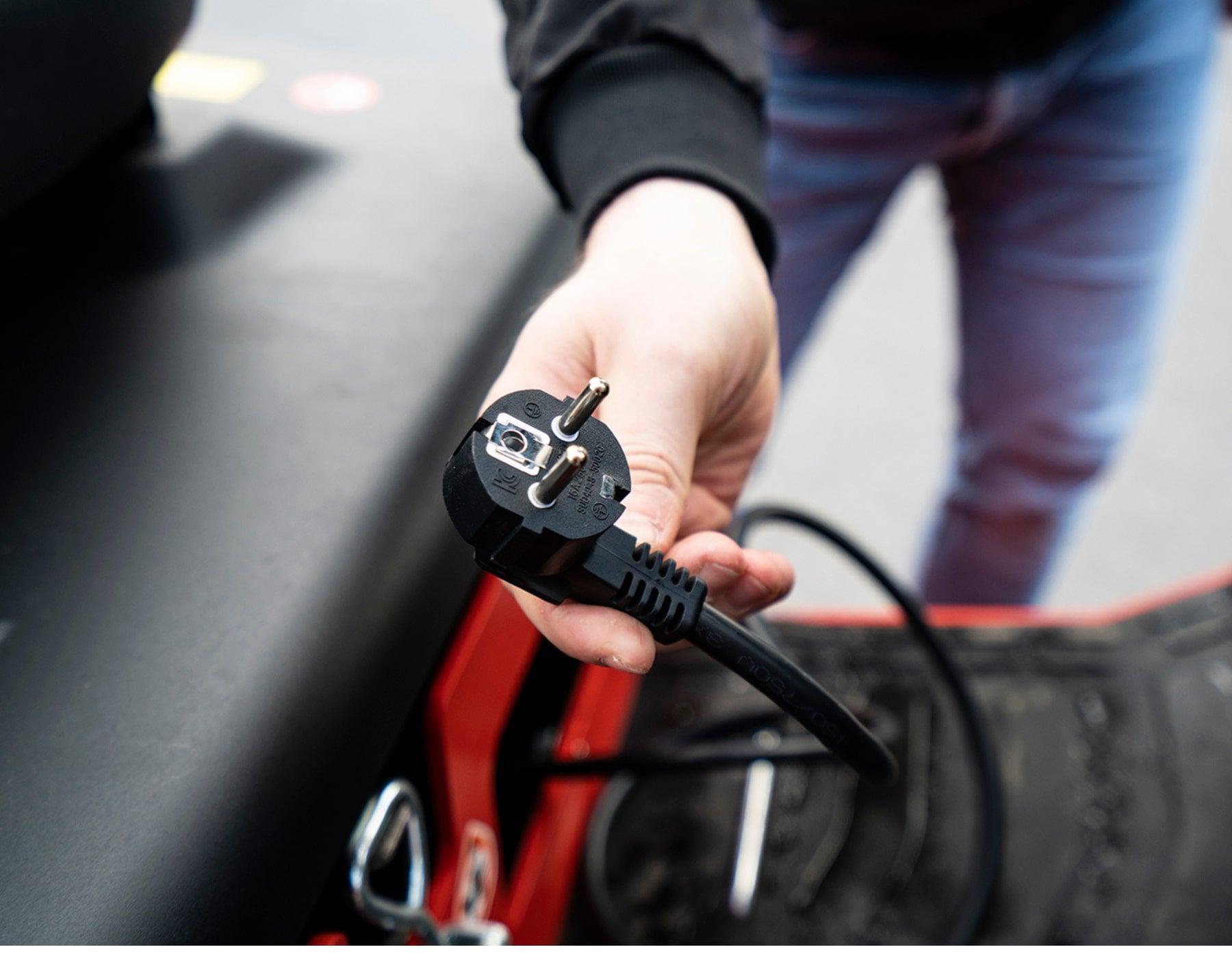 f EP Equipment forklifts and pallet trucks in industrial and warehouse settings