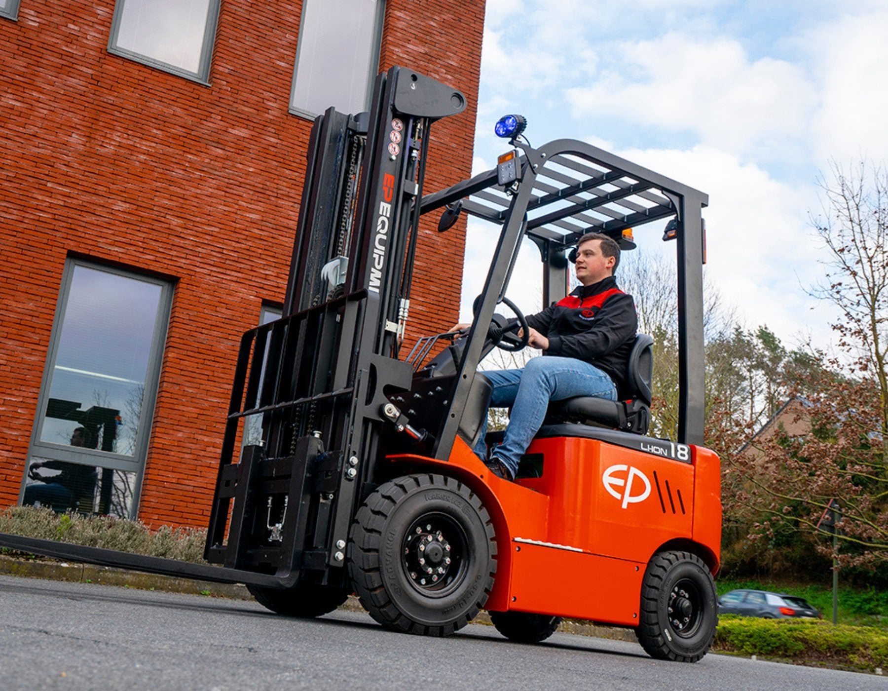 f EP Equipment forklifts and pallet trucks in industrial and warehouse settings