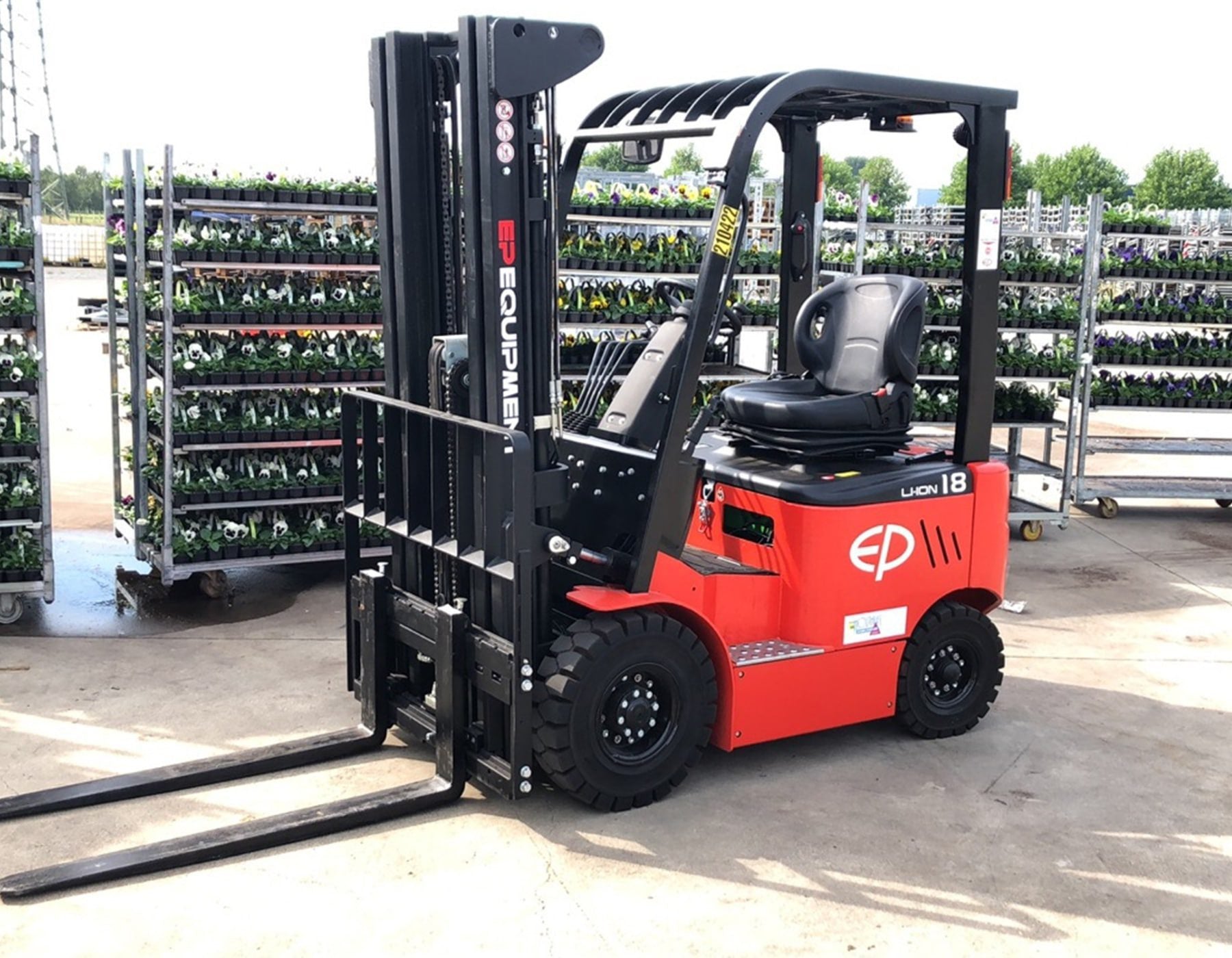 f EP Equipment forklifts and pallet trucks in industrial and warehouse settings