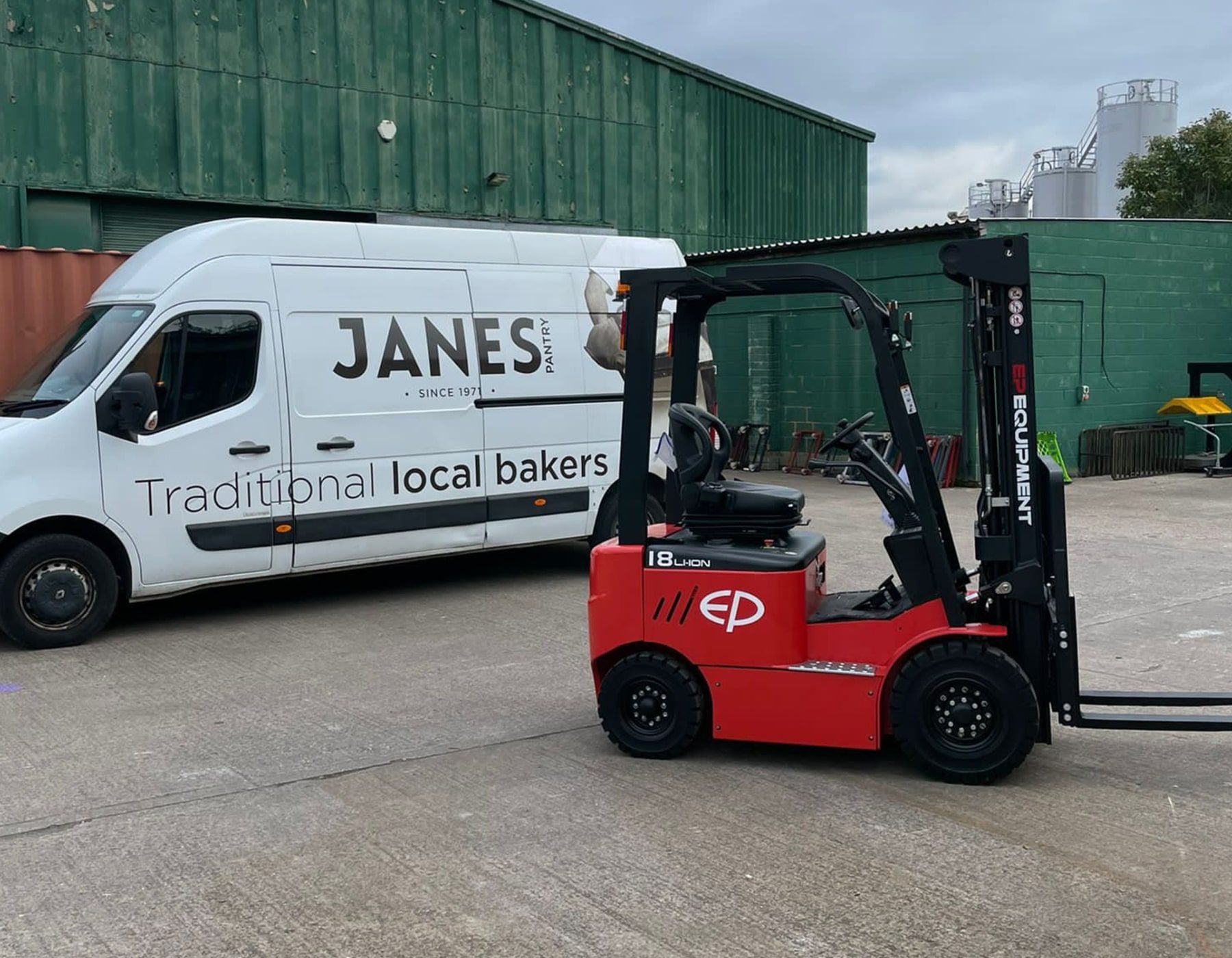 f EP Equipment forklifts and pallet trucks in industrial and warehouse settings