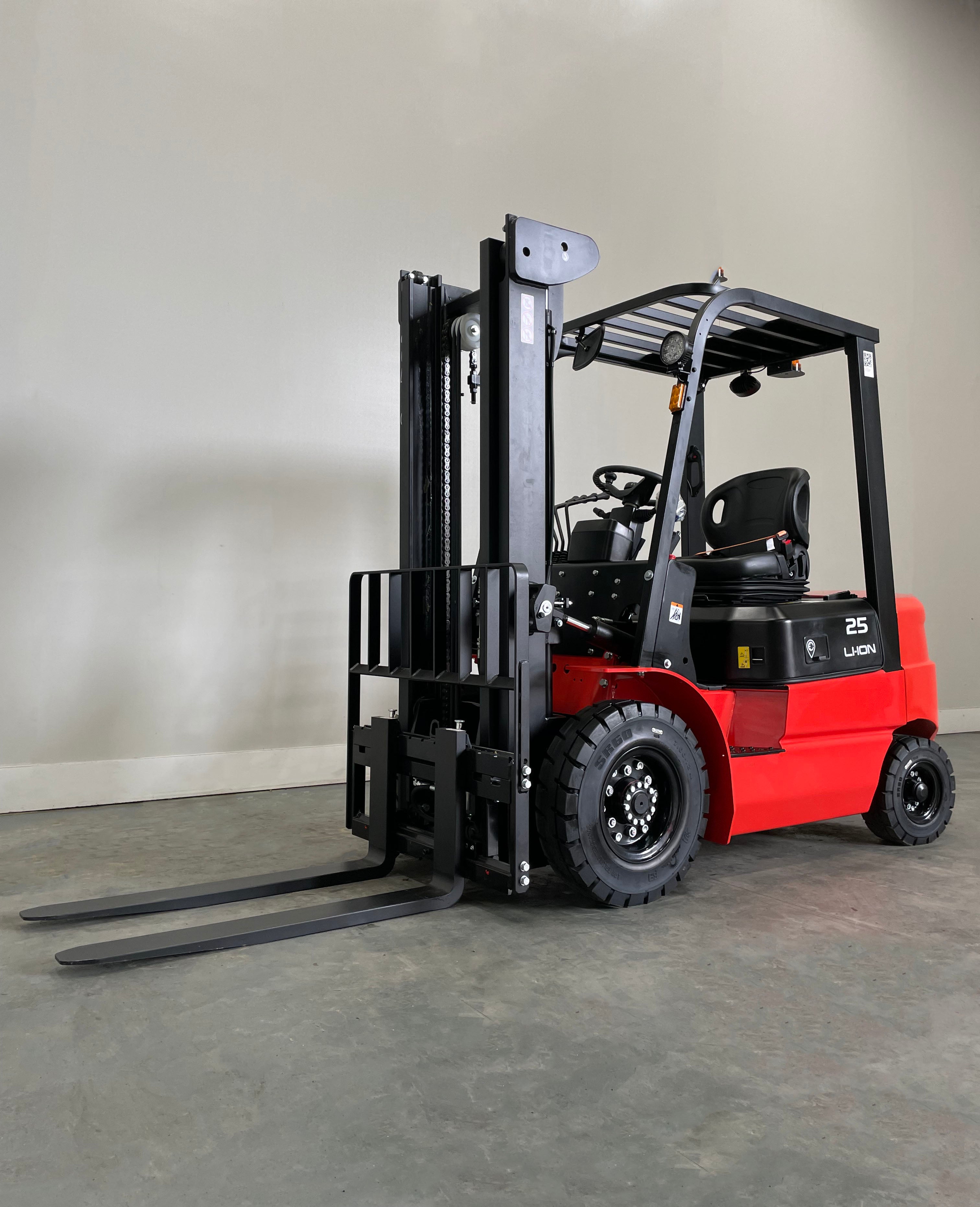 f EP Equipment forklifts and pallet trucks in industrial and warehouse settings
