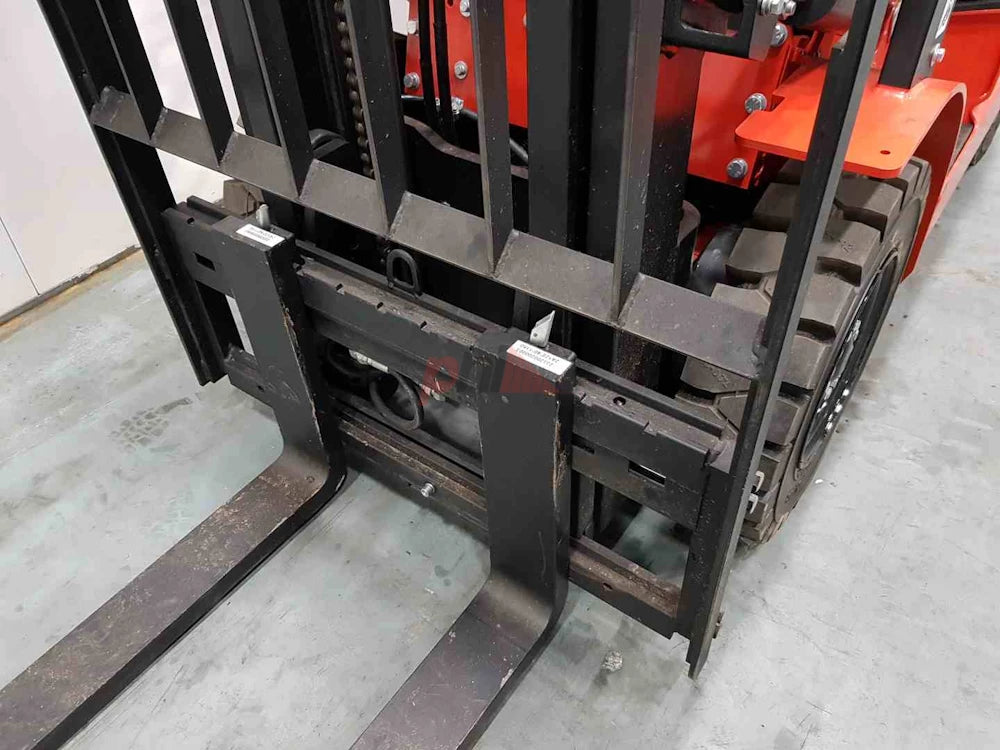 EPL 252 205 HC Ex-demo close up of fork mechanism.