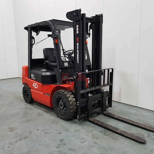 EPL 252 205 HC Ex-demo side on view with lowered forks.