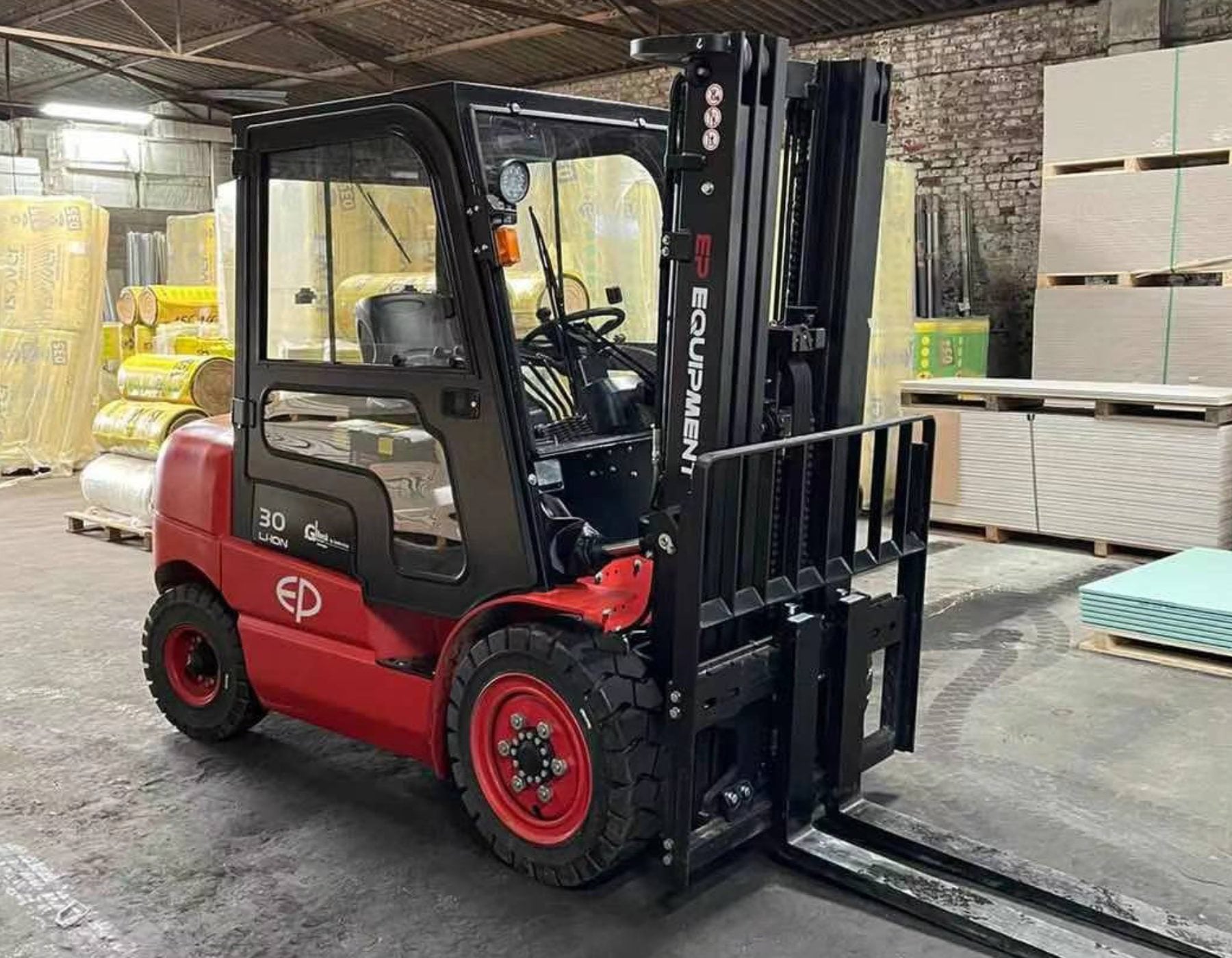 f EP Equipment forklifts and pallet trucks in industrial and warehouse settings