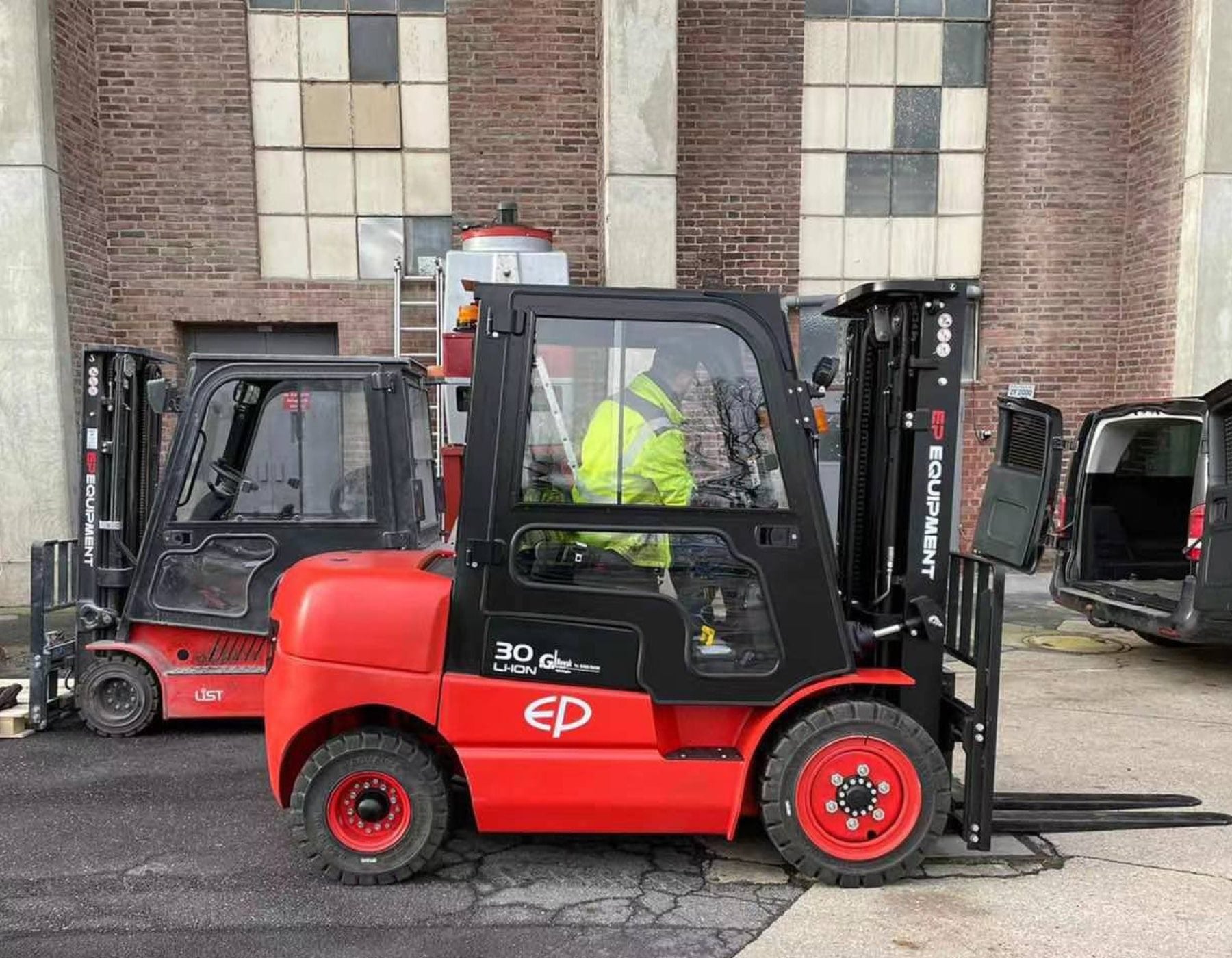 f EP Equipment forklifts and pallet trucks in industrial and warehouse settings