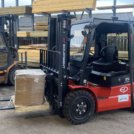 f EP Equipment forklifts and pallet trucks in industrial and warehouse settings